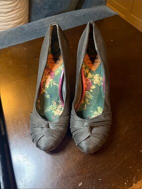 Rocket Dog Gray Knotted Toe Wedge Heels